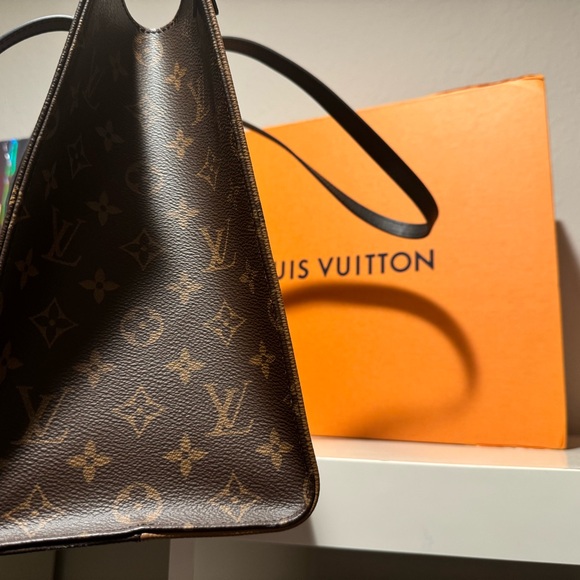 Louis Vuitton OnTheGo Tote/ Medium size in perfect condition like new. - Picture 9 of 14